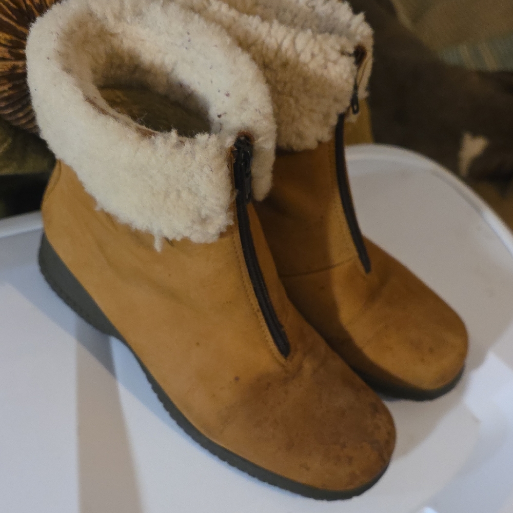 La CANADIENNE Tan Shearling Winter Boots